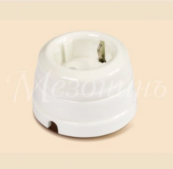 Розетка с заземляющими контактами с подъемной рамкой фарфор МезонинЪ Белый GE70301-01